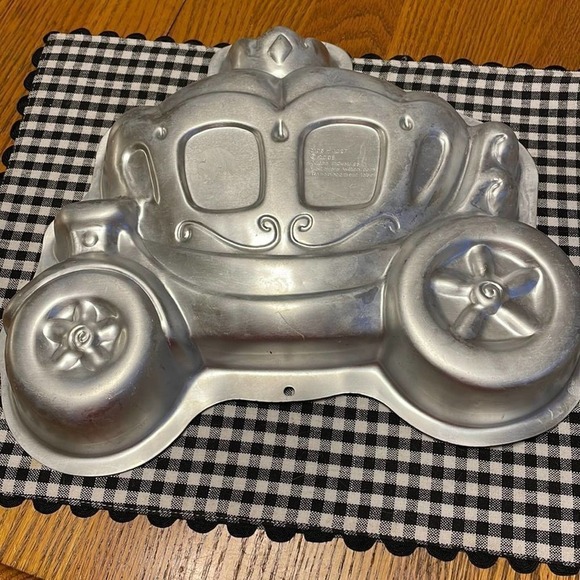 WILTON Cinderella carriage cake pan - Picture 1 of 3